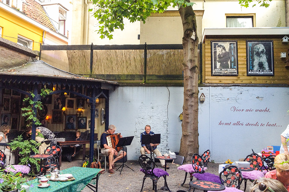 Outdoor entertainment at Deventer's Taste of Honey cafe